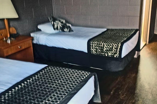 Kingaroy hotel room with mixed bed configuration